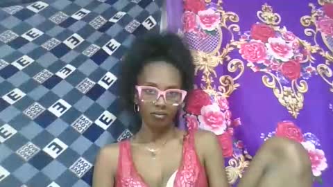 ninie246746 online show from April 12, 2026, 6:46 pm