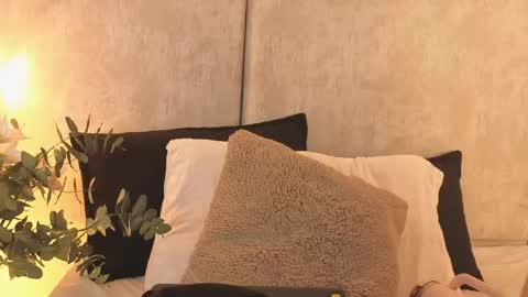 nioki_ online show from May 24, 2026, 4:06 am