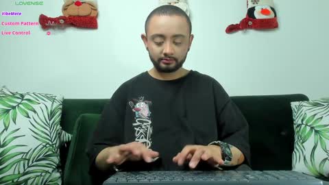 Snapshot of noah_devil chatting on December 30, 2024, 12:32 am Noah online show from December 30, 2024, 12:32 am