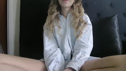 Snapshot of novafrey chatting on October 6, 2025, 2:47 pm Olivia online show from October 6, 2025, 2:47 pm