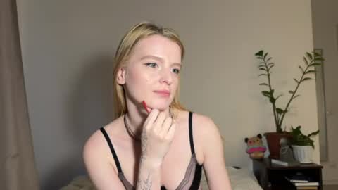 nura_foxx online show from June 14, 2026, 2:24 am
