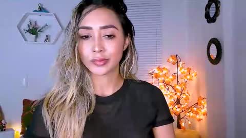 Nycole online show from December 11, 2024, 1:37 am