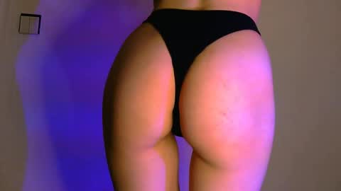 nyra_thira online show from April 10, 2026, 3:39 pm