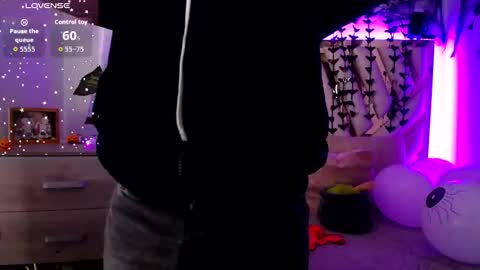 Alex   .    online show from October 19, 2025, 9:26 pm