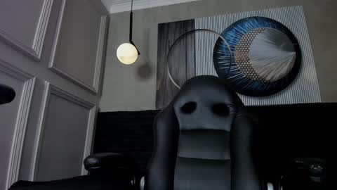 independent model online show from January 8, 2025, 2:46 am