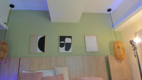 Holly online show from April 18, 2026, 11:25 am