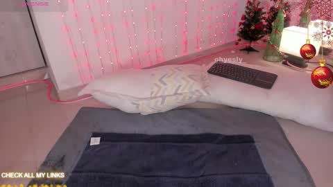 ohyesly_ online show from December 2, 2025, 9:58 am