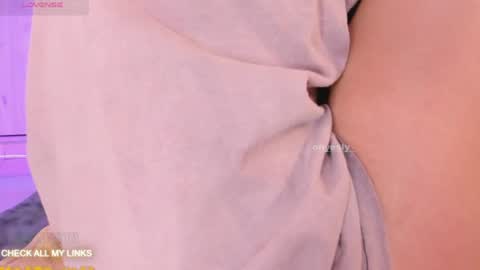 ohyesly_ online show from June 18, 2026, 1:26 pm