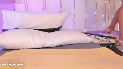 ohyesly_ online show from June 19, 2026, 3:05 pm