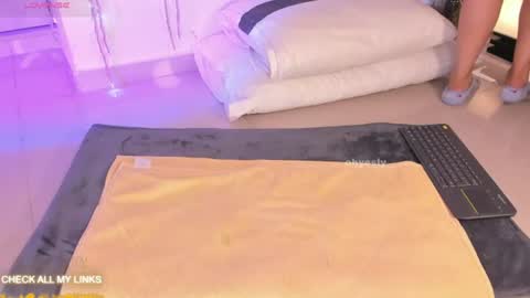 ohyesly_ online show from July 27, 2026, 9:38 am