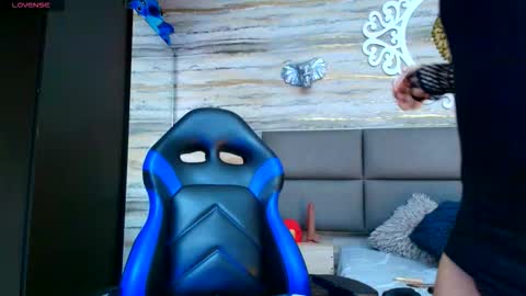 Oliver  online show from November 28, 2025, 9:50 pm