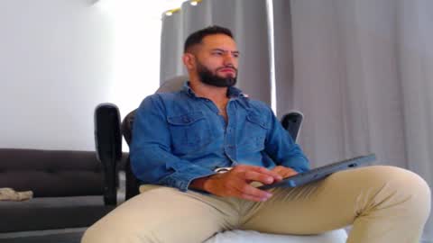 oliver online show from November 28, 2025, 2:53 pm