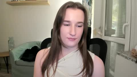 Snapshot of oliviaaa2003 chatting on January 14, 2025, 10:23 pm Oliwiaa2004 online show from January 14, 2025, 10:23 pm