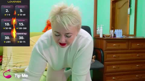 oliviaparadise online show from November 11, 2025, 2:22 am