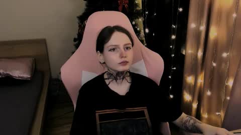 on_yxxx online show from December 15, 2025, 5:39 pm