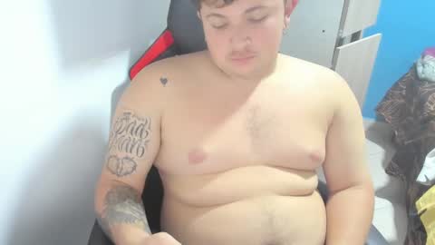 Snapshot of onewhiteboichub chatting on February 18, 2025, 12:26 am Andres INDEPENDENT MODEL online show from February 18, 2025, 12:26 am