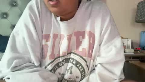 onlyinurdreams00 online show from November 20, 2025, 7:46 pm