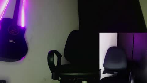 Snapshot of onlyraven chatting on February 21, 2025, 2:17 am Raven online show from February 21, 2025, 2:17 am