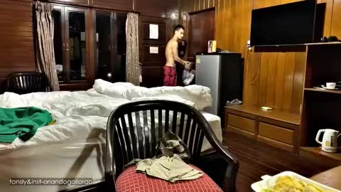 Snapshot of orlando__bloom chatting on November 24, 2025, 11:32 am Fansly and Instagram - online show from November 24, 2025, 11:32 am