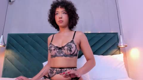 Snapshot of oshun_25 chatting on February 12, 2025, 12:33 pm Oshun  online show from February 12, 2025, 12:33 pm