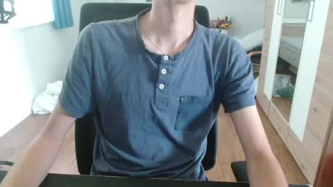 OverkneeBabe online show from July 6, 2026, 7:16 am