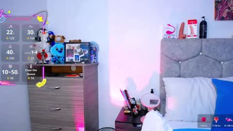 Owen  Independent model  online show from November 13, 2025, 6:45 am