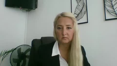 oxifoxi online show from October 18, 2025, 6:05 am
