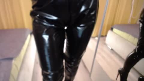 oxyser3nity online show from December 3, 2025, 12:47 pm