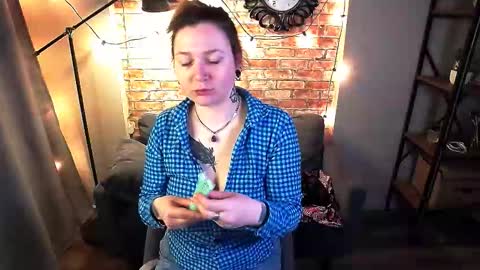 ozalin_green online show from October 14, 2025, 6:03 am