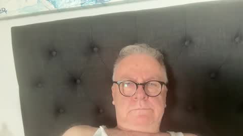 ozhairybearxxxx online show from January 7, 2025, 4:18 am