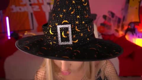 Lia online show from October 31, 2025, 2:29 pm