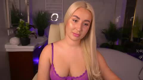 Lia online show from April 23, 2026, 1:35 pm