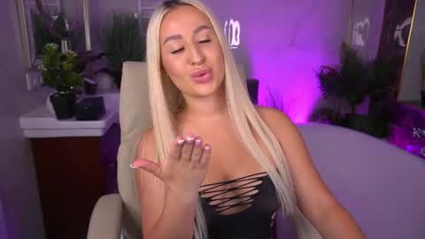 Snapshot of paolamola chatting on June 10, 2026, 12:59 pm Lia online show from June 10, 2026, 12:59 pm