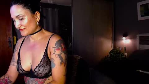 Snapshot of paradisegirl_ chatting on January 26, 2025, 9:40 pm My alter ego Betinna Flowers - a tattooed Miss - Are you missing me come in here - online show from January 26, 2025, 9:40 pm