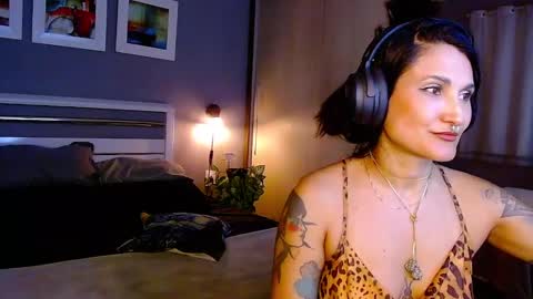 Snapshot of paradisegirl_ chatting on February 26, 2025, 9:48 pm My alter ego Betinna Flowers - a tattooed Miss - Are you missing me come in here - online show from February 26, 2025, 9:48 pm