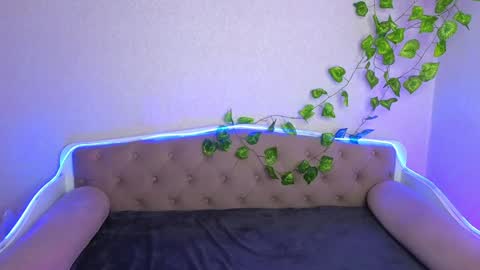 Snapshot of paradisepleasure_ chatting on December 19, 2024, 2:56 am Allie  Alex Thumbs up if you like us online show from December 19, 2024, 2:56 am