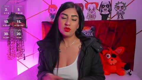 paris_evans_01 online show from October 29, 2025, 1:57 pm