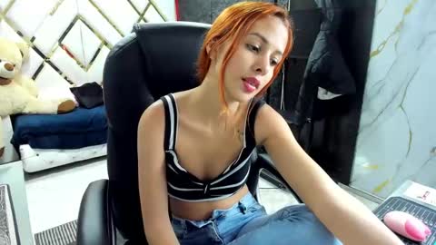 Snapshot of paris_petit chatting on October 21, 2025, 8:42 pm paris petit online show from October 21, 2025, 8:42 pm