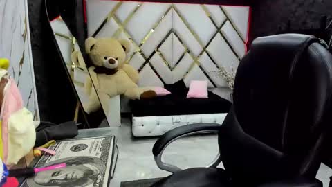 Snapshot of paris_petit chatting on December 2, 2025, 8:26 pm paris petit online show from December 2, 2025, 8:26 pm