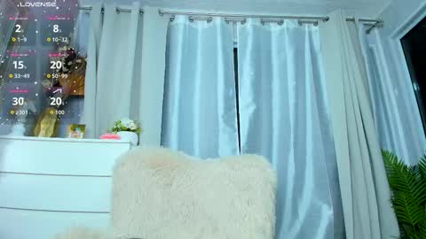 Snapshot of paris_x_hilton chatting on September 13, 2025, 3:17 am Paris online show from September 13, 2025, 3:17 am