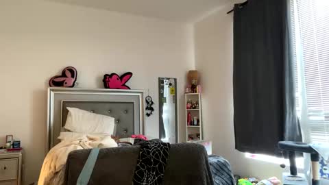 parisbaby2000 online show from January 23, 2025, 8:35 pm