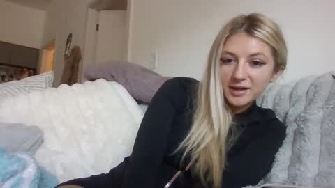 parisbaby2000 online show from September 12, 2025, 5:24 pm