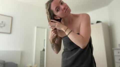 parisianmilf online show from April 29, 2026, 9:57 am