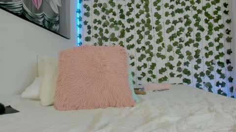 paulina online show from February 5, 2025, 2:29 am