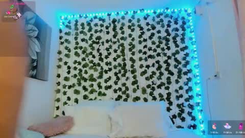 paulina online show from September 12, 2025, 2:33 am