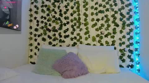 paulina online show from September 14, 2025, 2:22 am