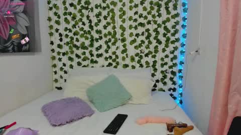 paulina online show from September 19, 2025, 2:46 am