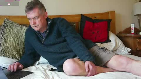 paullie2011 online show from April 15, 2026, 8:54 am