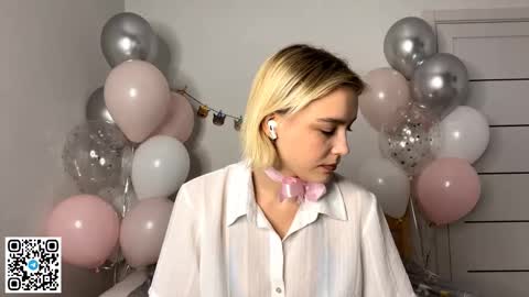 Lola online show from November 20, 2025, 3:45 pm