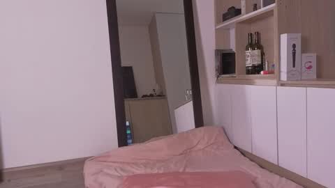 Ema online show from November 18, 2025, 2:43 pm